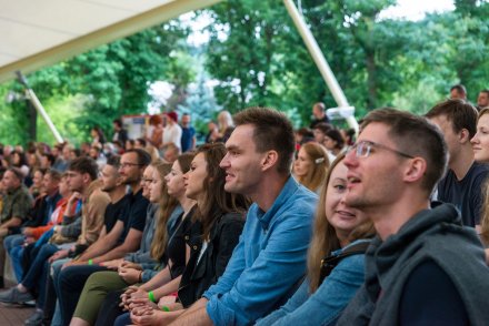 Widownia podczas koncertu zespołu Kwiat Jabłoni